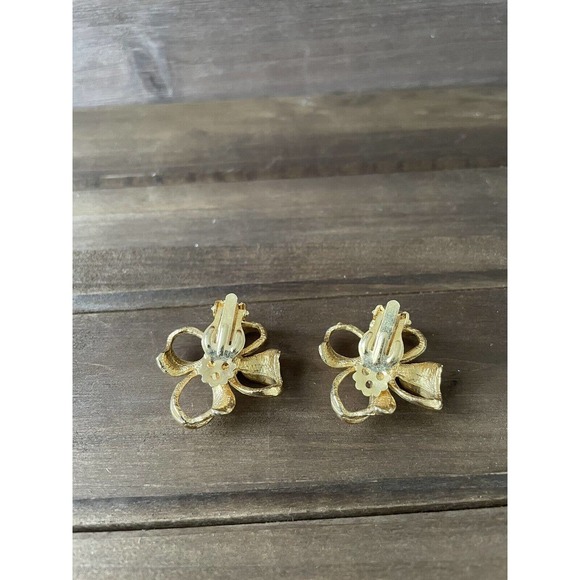 Vintage Pearl Flower Clip-On Earrings - Gold Tone Metal Faux Stone - Picture 3 of 7